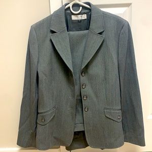 Tahari women’s suit size 16